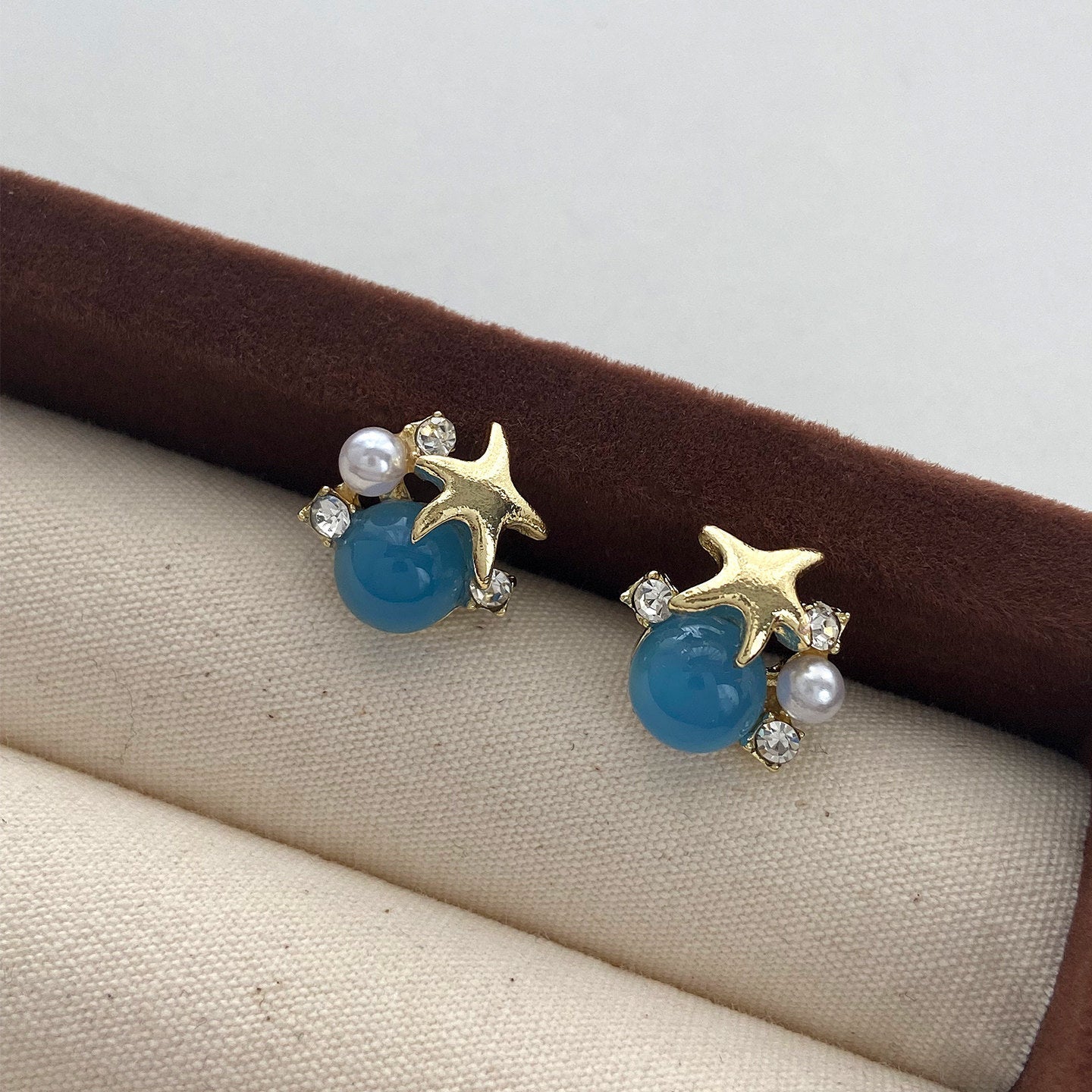 Ocean Vibes -meritähtikorvakorut - siniset cabochon- ja helmikorvakorut
